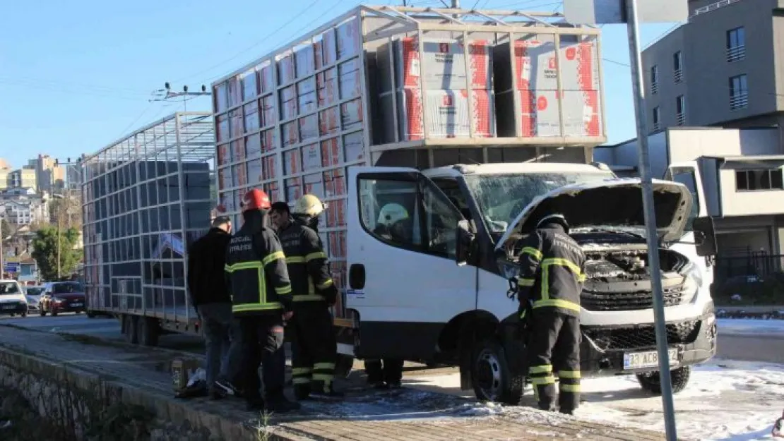 Seyir halindeki kamyonetin motor kısmı yandı