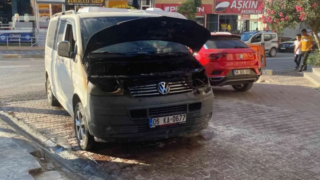 Seyir halindeki minibüste yangın çıktı