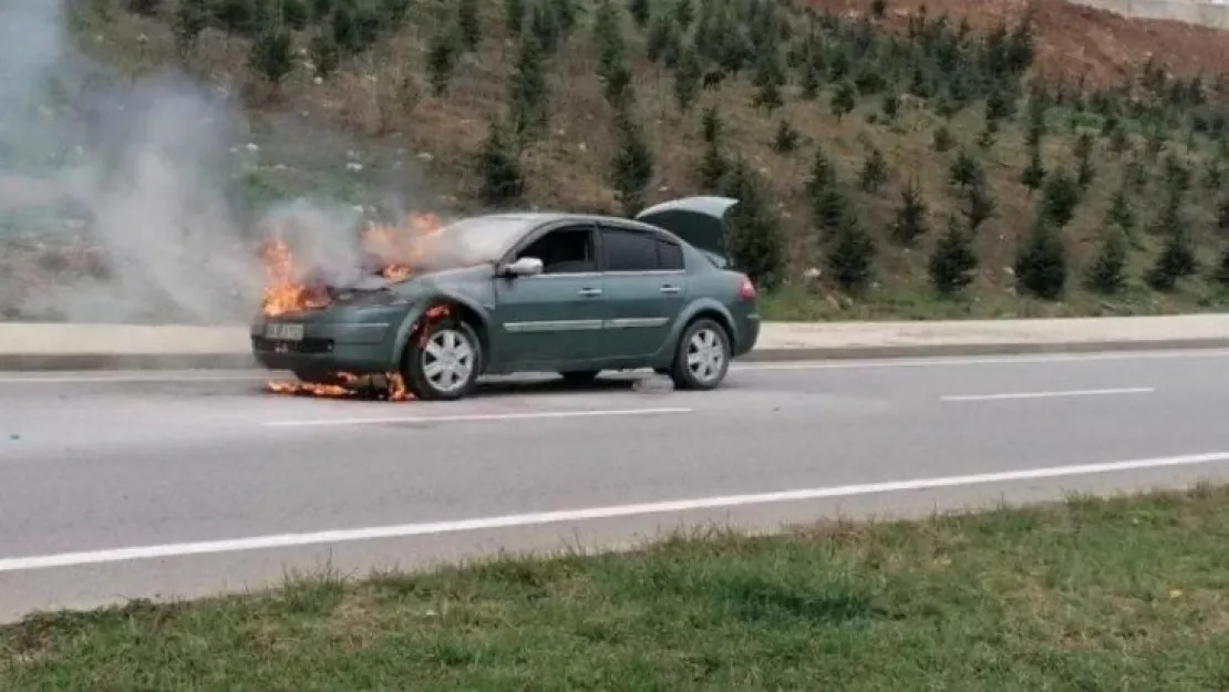 Seyir halindeki otomobil alev alev yandı!