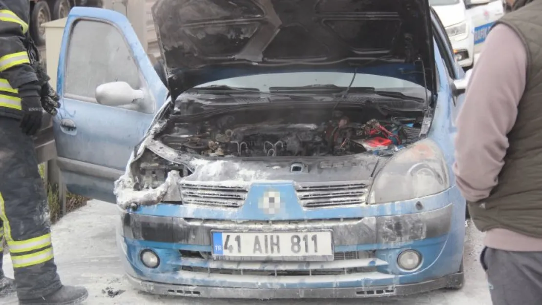 Seyir halindeki otomobilin motoru yandı