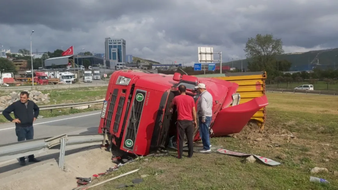 Devrilen tırdan yara almadan kurtuldu!
