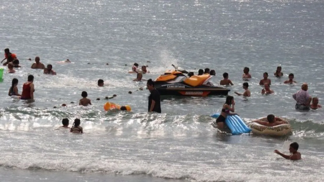 Sezonun bitimine sayılı günler kala plajlar doldu taştı