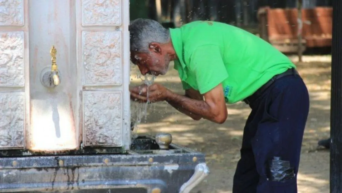 Sıcaktan bunalan vatandaşlar kendilerini sokağa attı