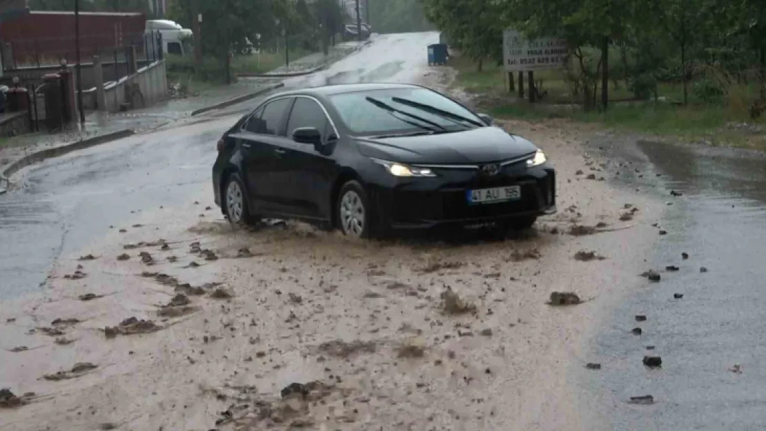 Kocaeli'de yollar çamur ve taş içinde kaldı
