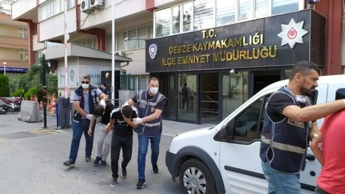 Silahla tehdit edip paralarını gasp ettiler