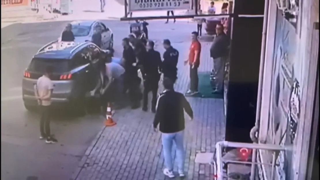 Sinyal verme kavgasında yumruklar havada uçuştu!