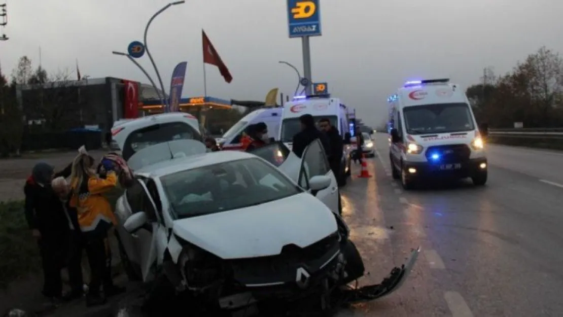 Sis nedeniyle meydana gelen kazada 1'i çocuk 5 kişi yaralandı