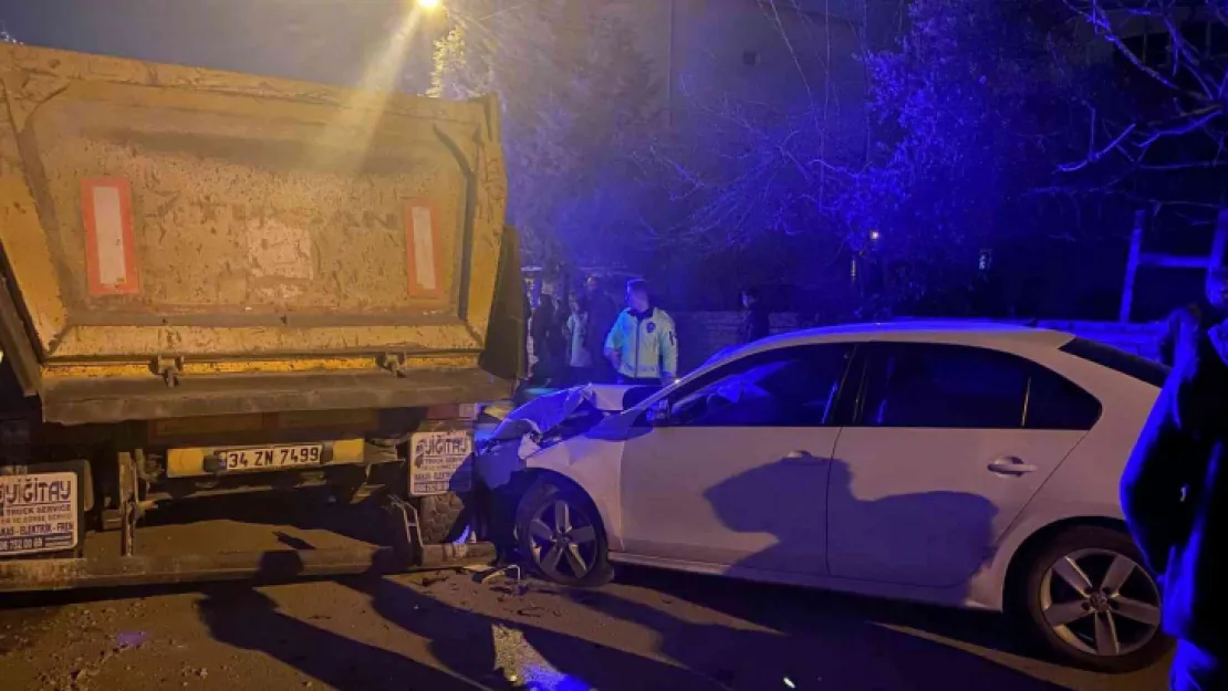 Sokağa süratli girdi, kamyona çarptı