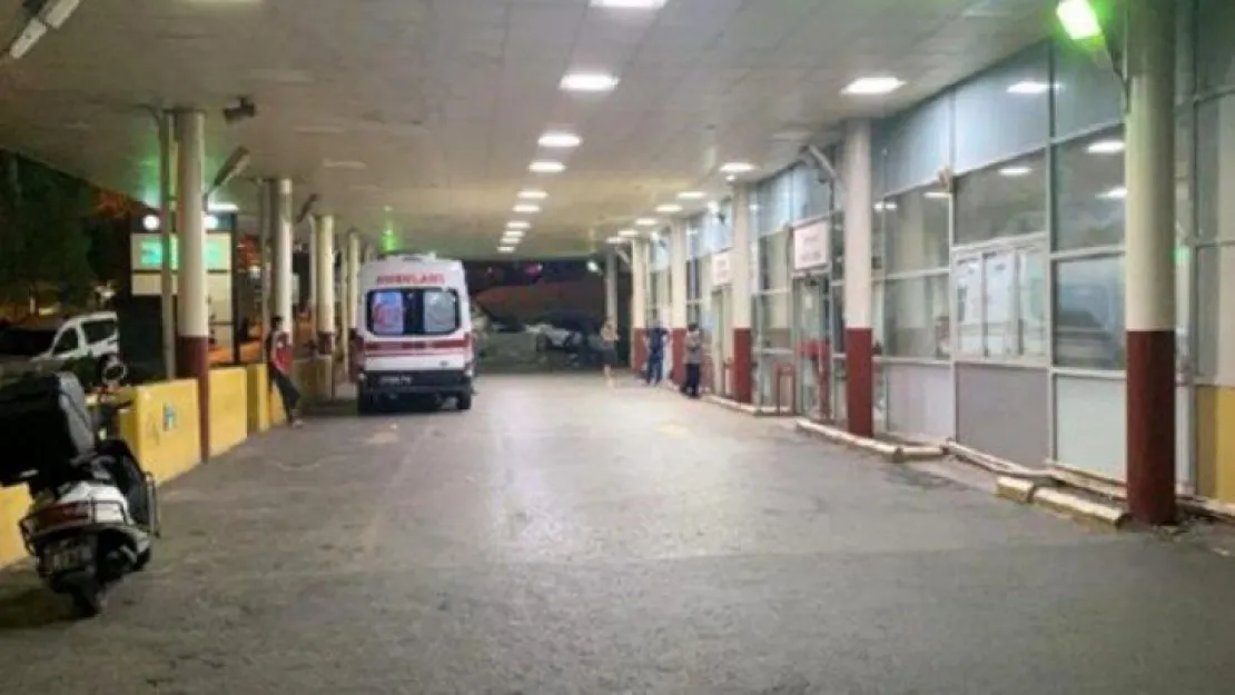 Sokak ortasında dehşet! Eşinin boğazını kesti