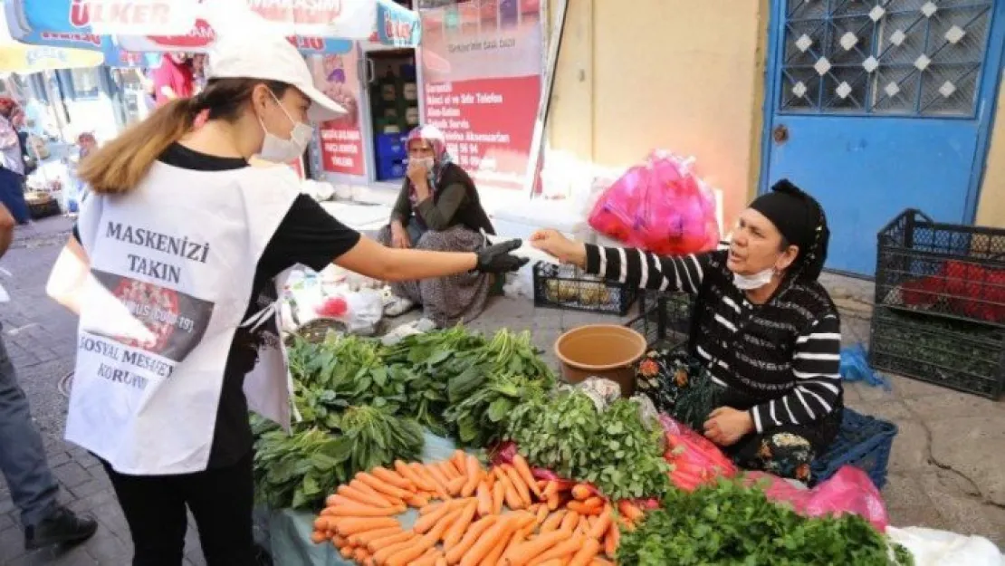 Sokak sokak maske dağıtıyorlar