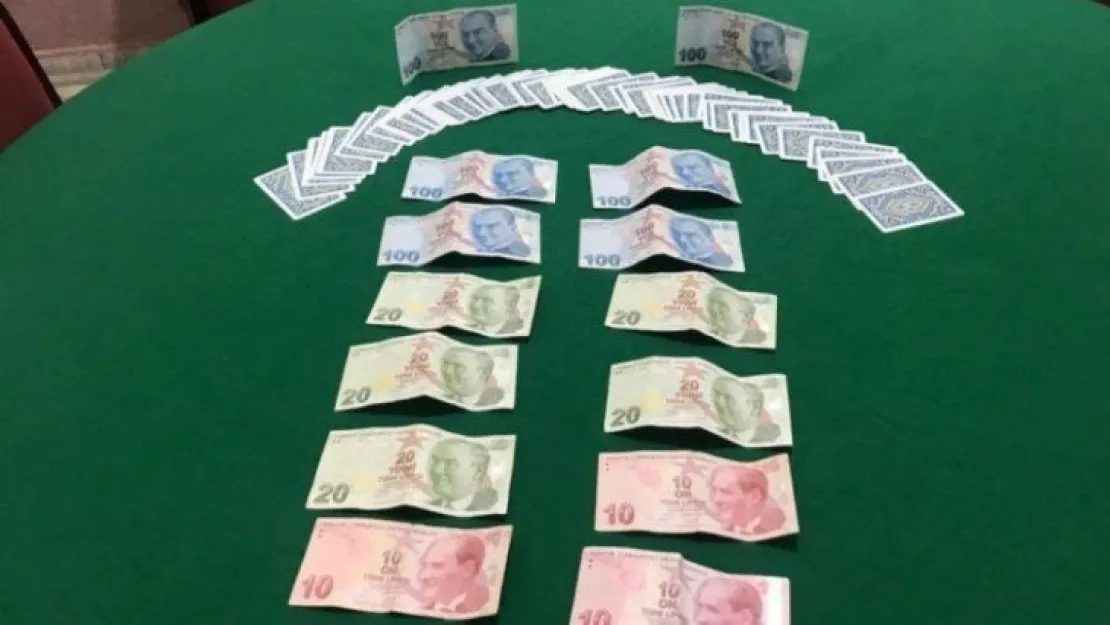 Sosyal mesafeyi hiçe sayıp kumar oynayanlara ceza yağdı
