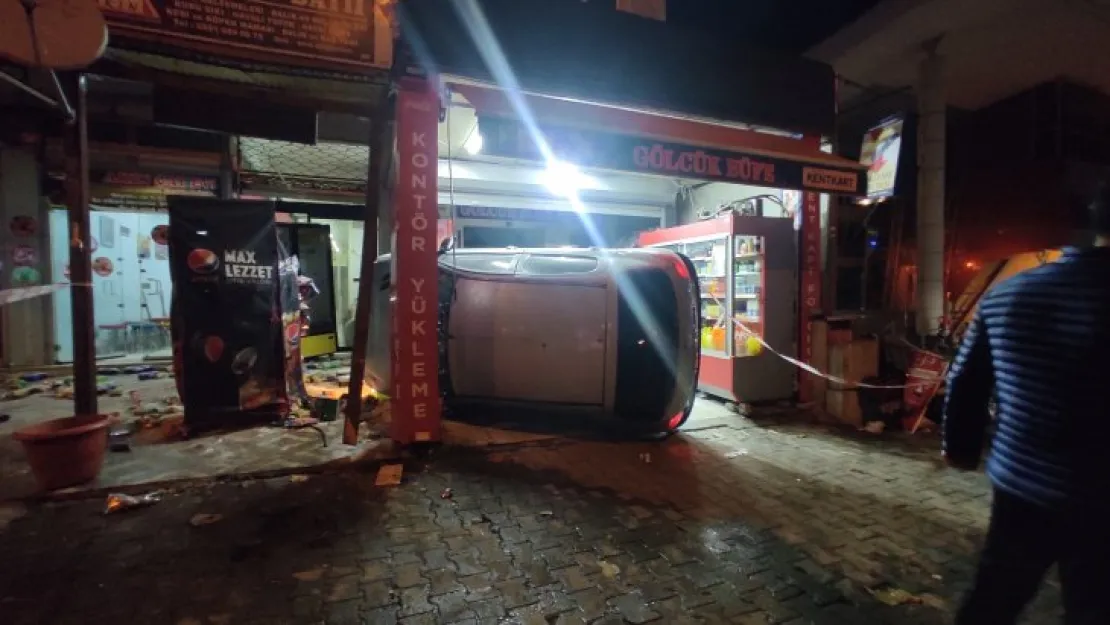 Sürücü markete daldı: 2 yaralı