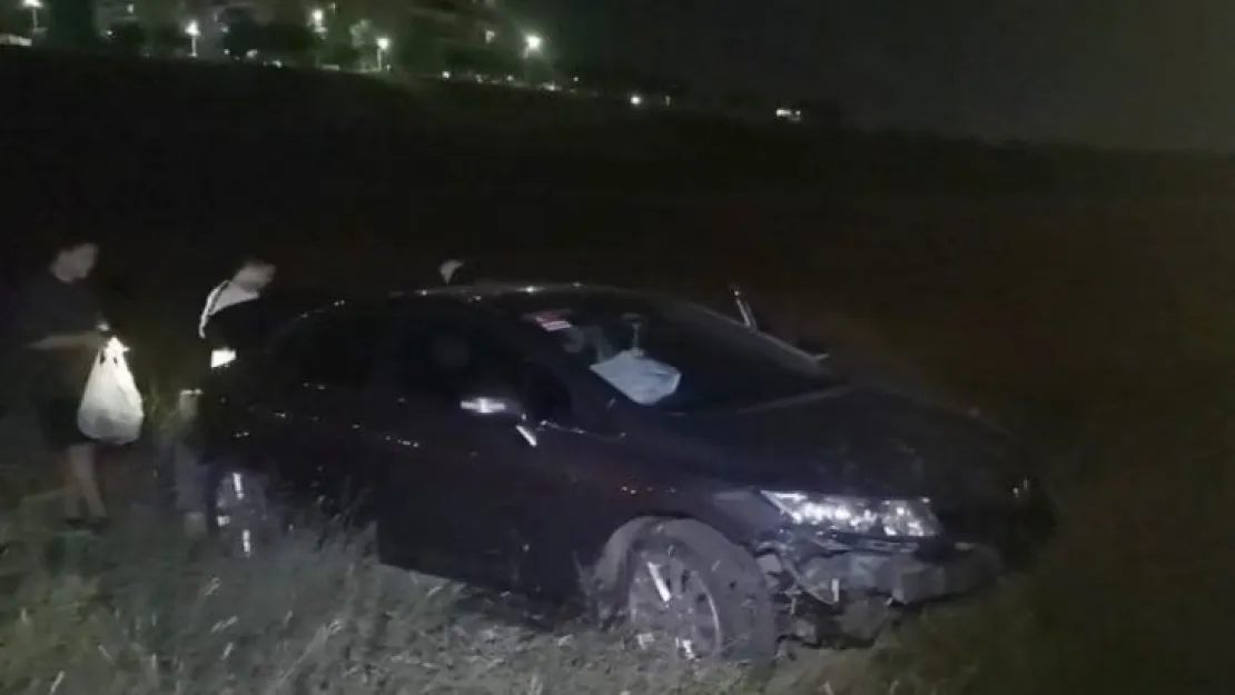Kocaeli'de otomobil araziye uçtu: 2 yaralı
