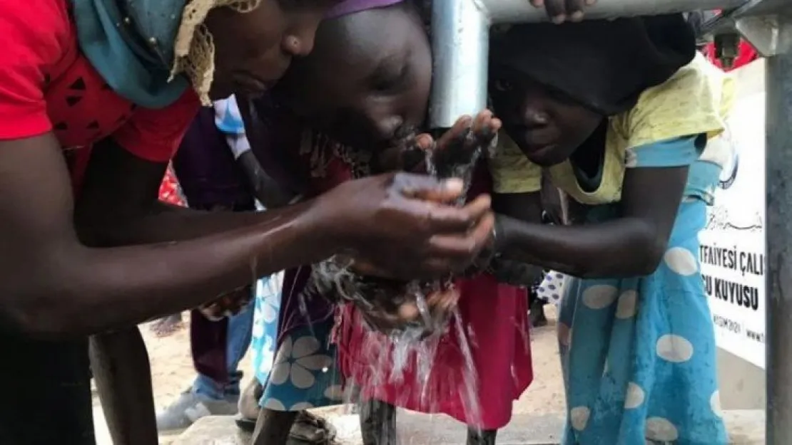 Suyu gören Afrikalı çocuklar sevinç çığlıkları attı