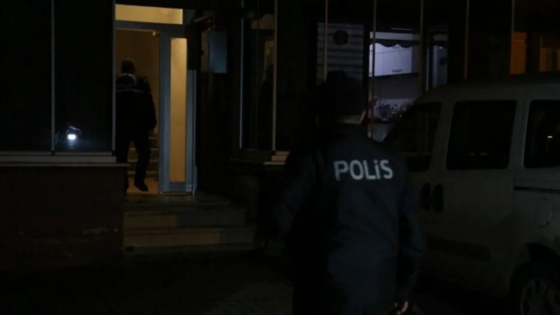 Tabancasını temizlemek isterken annesini vurdu 
