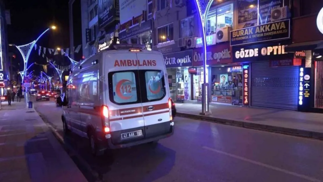 Takip edilip cadde ortasında bıçaklandılar