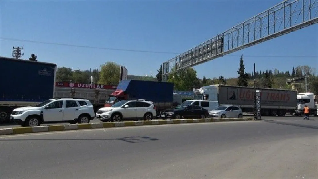 Tam kapanmaya saatler kala feribot iskelesinde yoğunluk oluştu