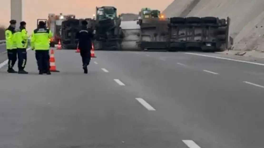 Tanker devrildi, otoban trafiğe kapandı