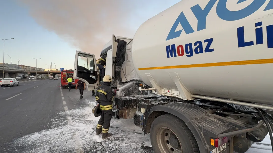 Tankerin motorunda çıkan yangın korkuya neden oldu