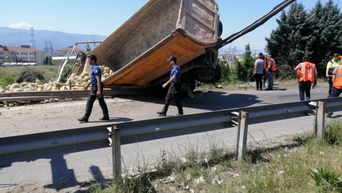 Taş yüklü hafriyat kamyonu şarampole devrildi