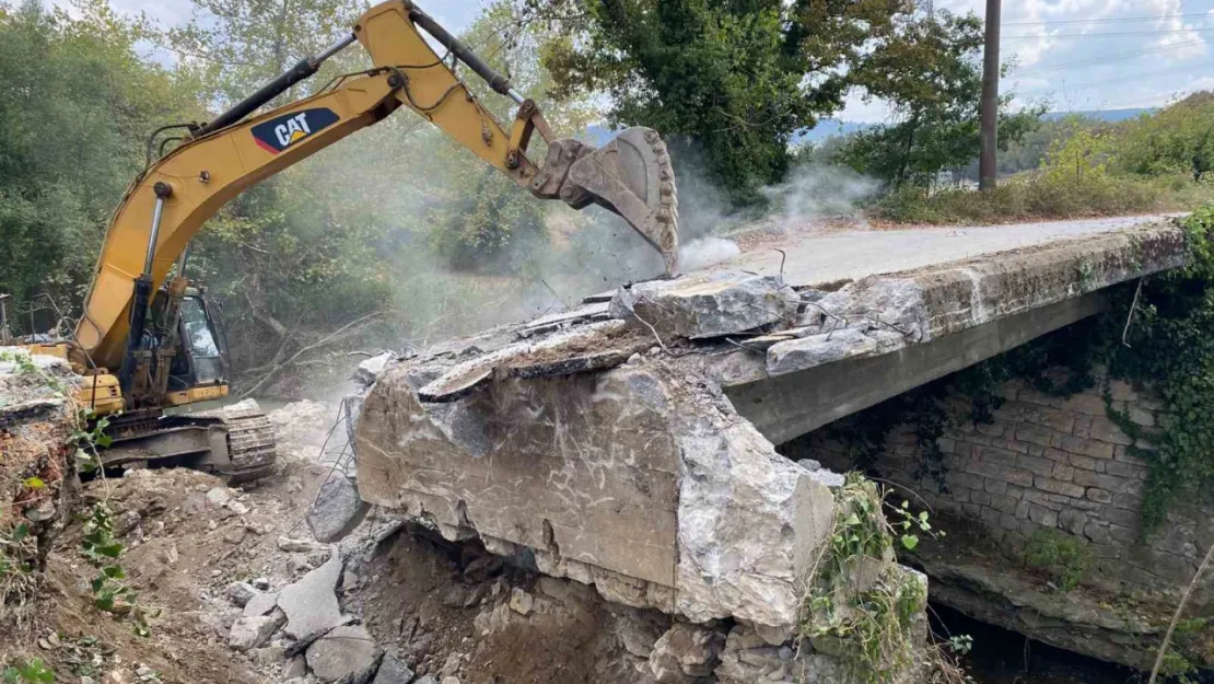 Tatarahmet Köprüsü yıkıldı, yenisi yapılıyor