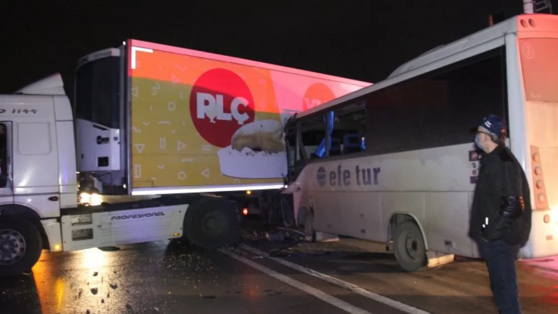 Tavuk yüklü tır yolu kapatınca faciaya sebep oluyordu