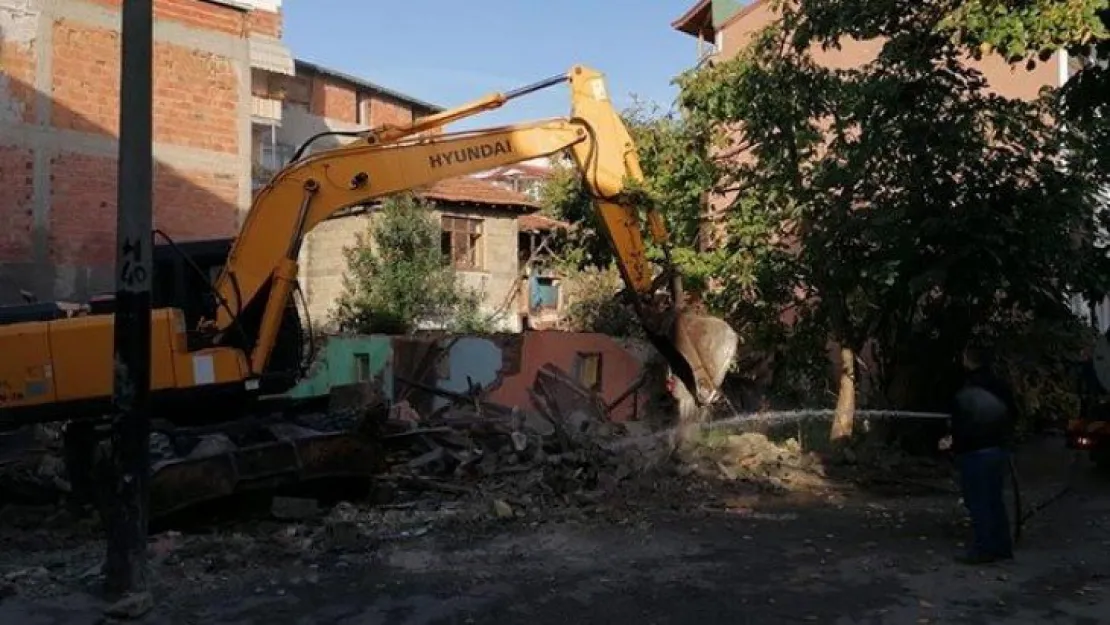 Tehlikeli 3 metruk bina yıkıldı