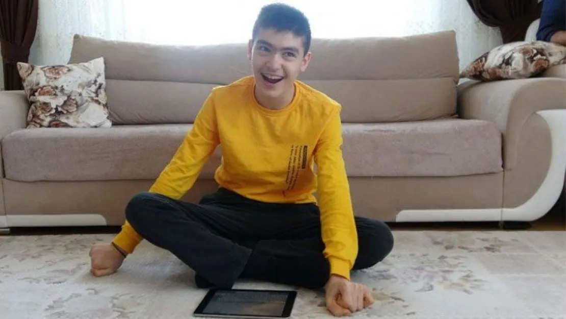 Tek parmağı ile kitap yazdı