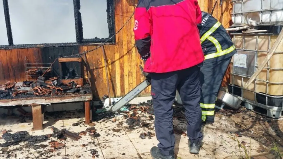 Gönüllü itfaiyeci barakada çıkan yangını söndürdü