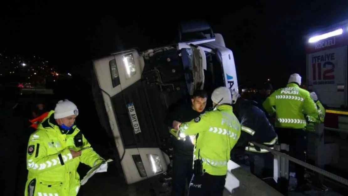 Kocaeli TEM çıkışında tır devrildi!