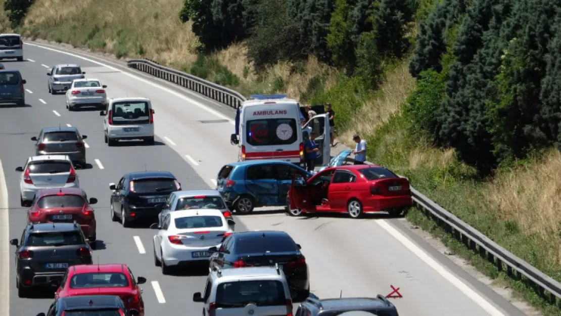 TEM'de 2 otomobil çarpıştı