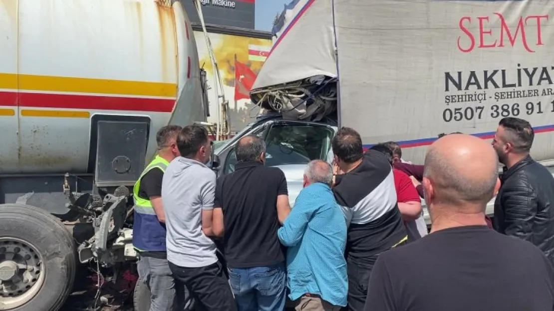 TEM'de 3 araç birbirine girdi, yardıma vatandaşlar koştu