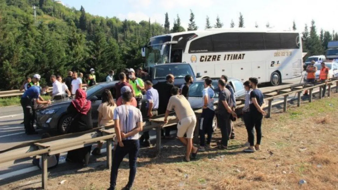 TEM'de 4 araç birbirine girdi: 4 yaralı