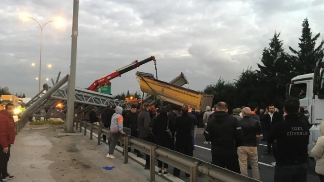 Tır yön levhasını devirdi: Ankara istikameti trafiğe kapandı