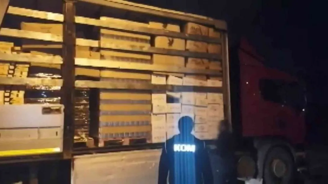 TEM'de durdurulan tırda 1 ton kaçak nargile tütünü ele geçirildi