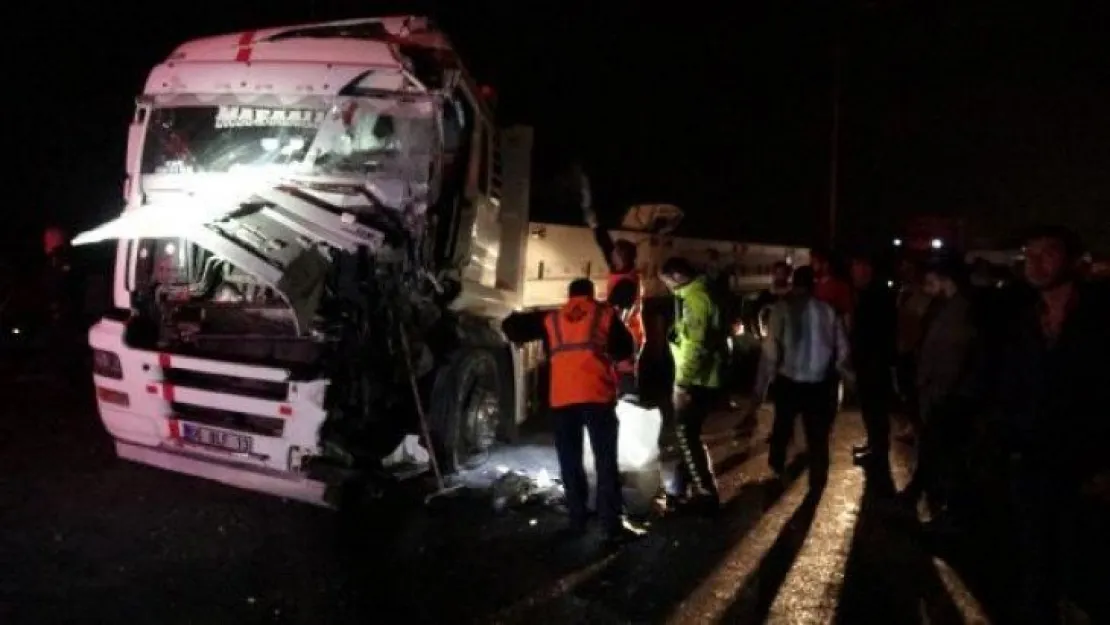 TEM'de iki TIR çarpıştı, yol ulaşıma kapandı: 1 yaralı