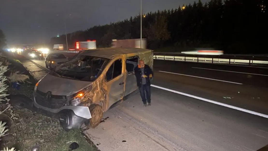 TEM'de işçileri taşıyan minibüs ile yolcu otobüsü çarpıştı: 5 yaralı!