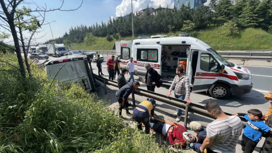 TEM'de lastiği patlayan araç takla attı: 2 yaralı