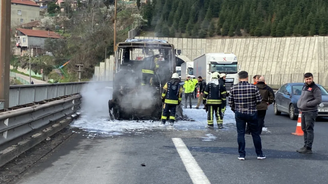 TEM'de minibüs alev topuna döndü