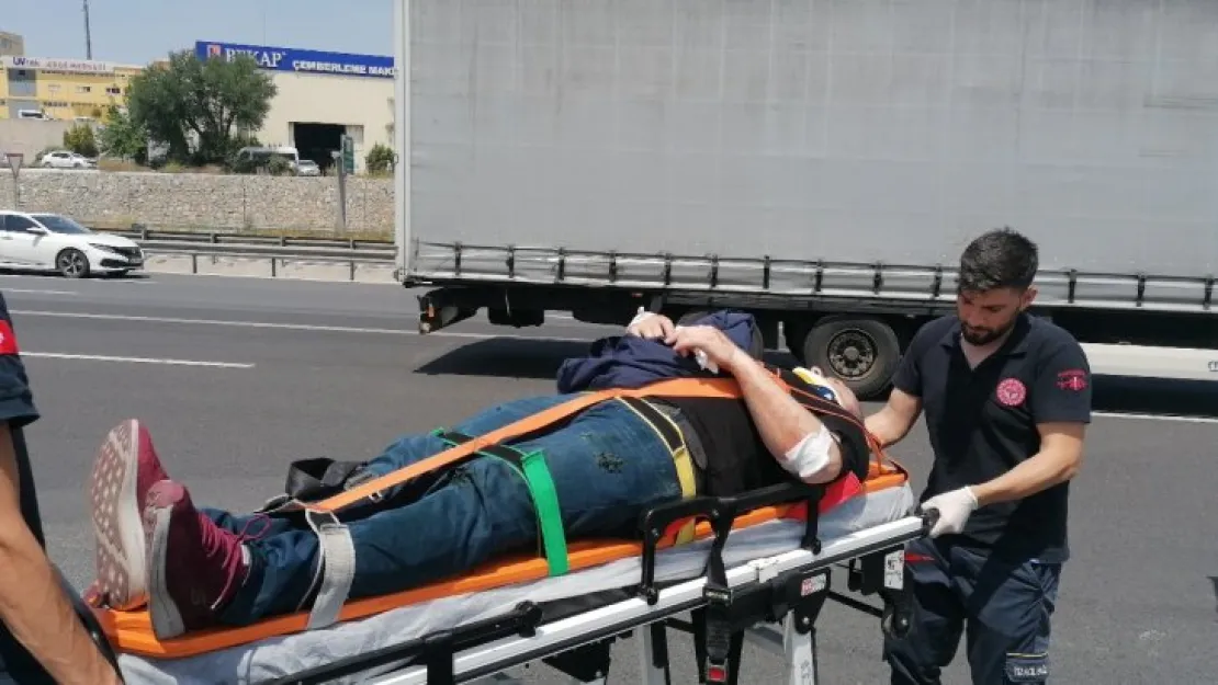 TEM'de motosiklet bariyerlere çarptı