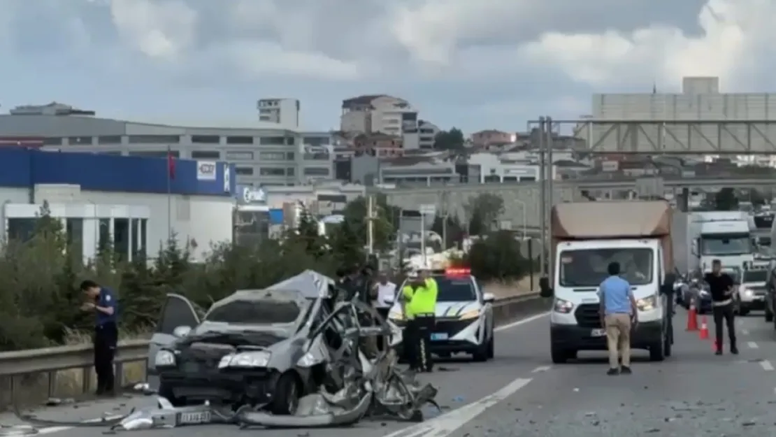TEM'de otobüs ile otomobil çarpıştı: 3 yaralı