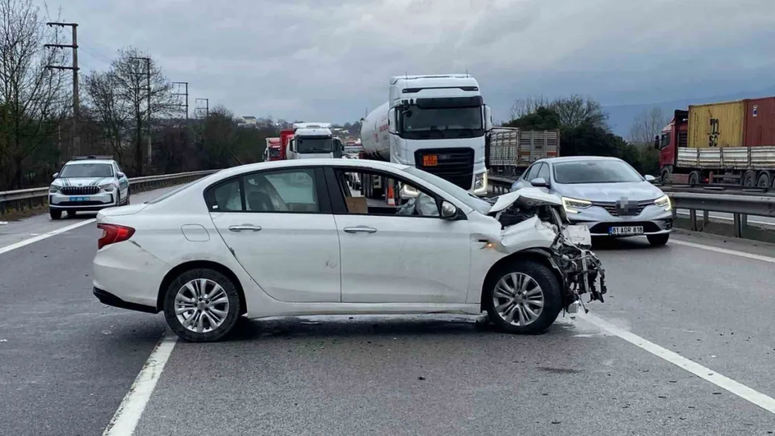 TEM'de otomobil tıra arkadan çarptı: Trafik aksadı