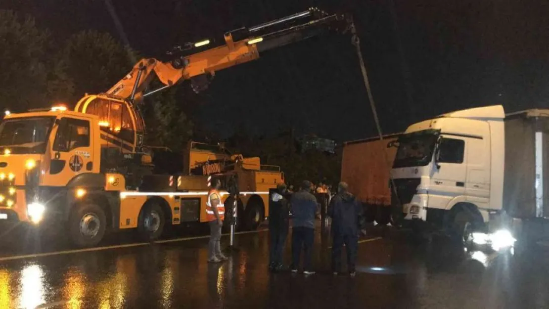 TEM'de tır bariyerlere çarptı, yol trafiğe kapandı