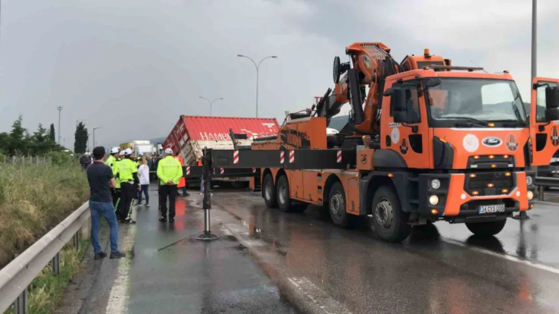 TEM'de tır makaslayınca trafik durdu, araçlar kontak kapattı