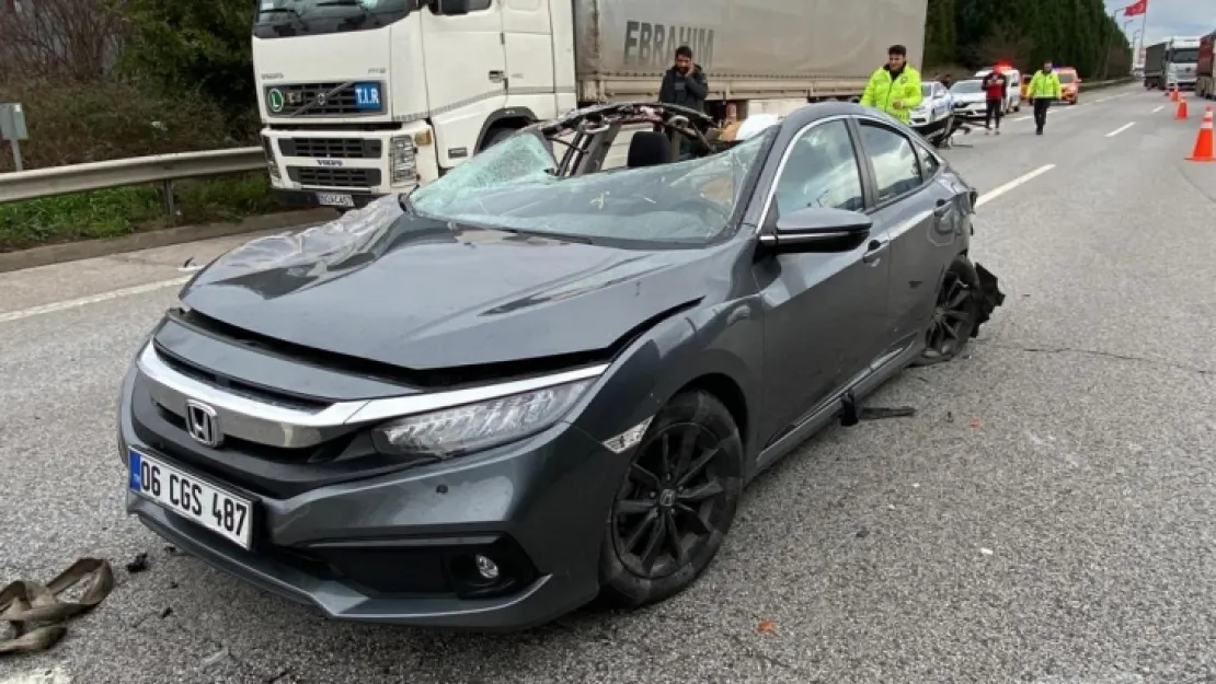TEM'de tıra çarpan otomobilin tavanı koptu: 3 yaralı