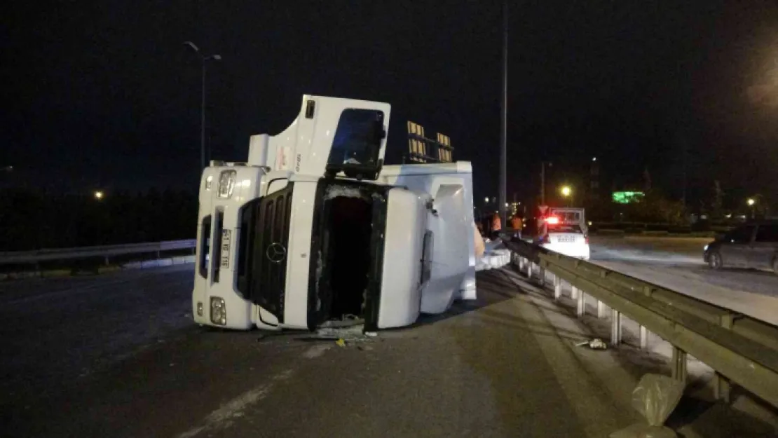 Körfez gişelerinde kağıt yüklü tır devrildi