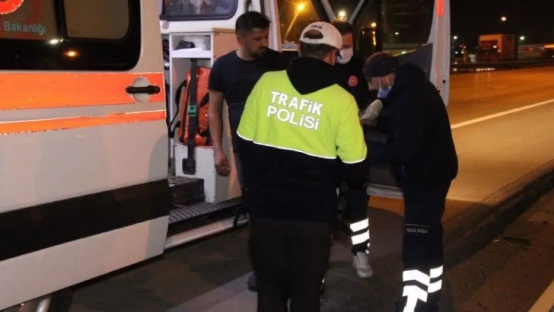 TEM Otoyolu'nda kamyon ve hafif ticari araç çarpıştı: 1 yaralı