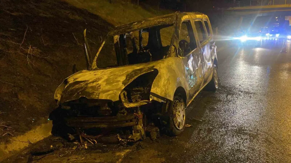 TEM Otoyolu'nda seyir halindeki araç alev topuna döndü