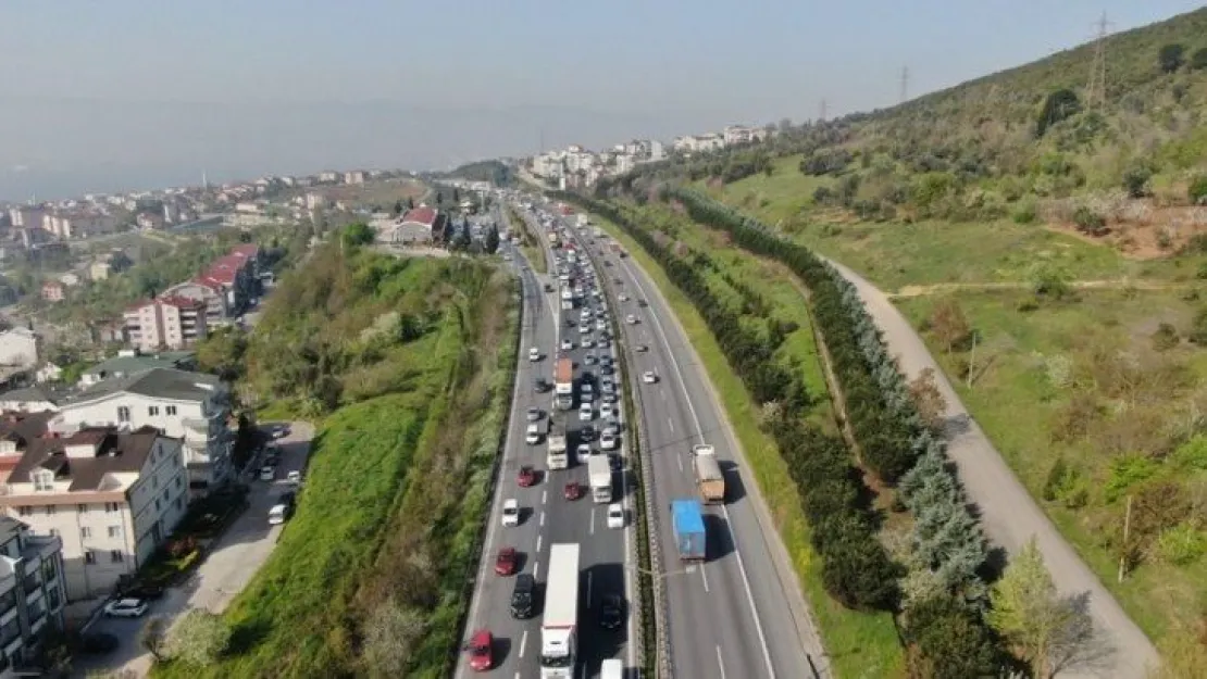 TEM Otoyolunda kısıtlama öncesi trafik yoğunluğu