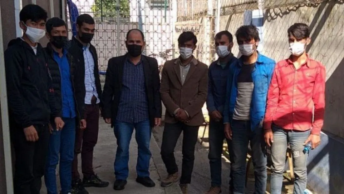 TEM'de durdurulan 2 otomobilde 8 düzensiz göçmen yakalandı